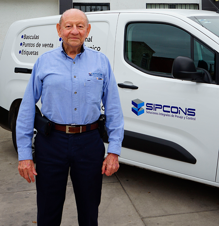 Ingeniero fundador de SIPCONS frente a una unidad de servicio